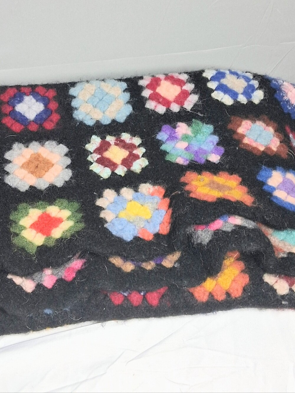 "Roseanne" Granny Square Heavy Wool 48x40 Handmade Vintage Scalloped Blanket - Picture 7 of 12